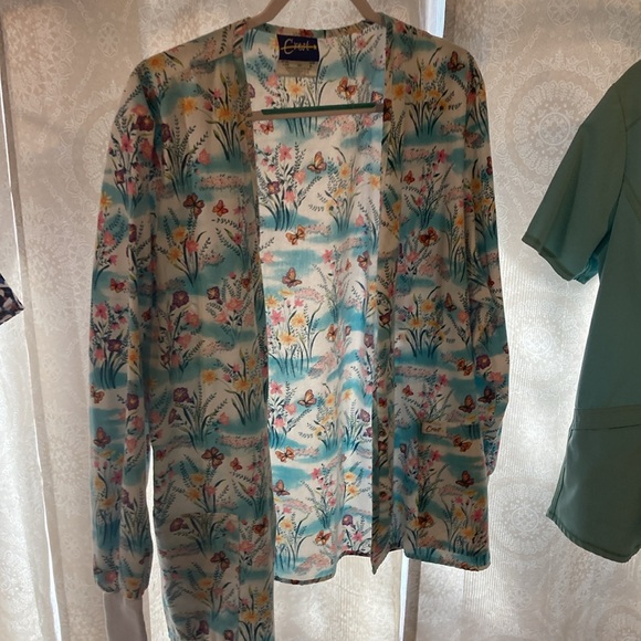 Scrubs size large great condition sold asset will not separate. - Picture 3 of 11